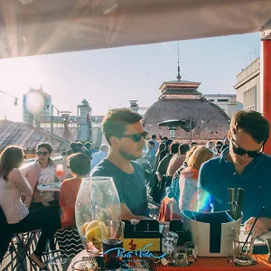 Pura Vida Sky Bar & אכסניה